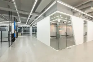 노출 천장과 유리 파티션이 어우러진 인더스트리얼 오피스